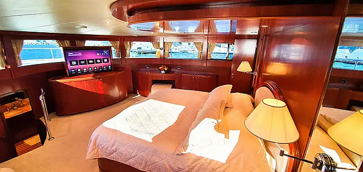 Johnson 87 - Johnson 87 Luxury yacht master