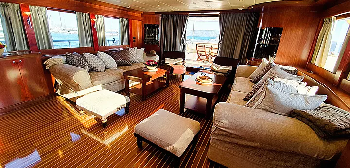 Johnson 87 - Johnson 87 Luxury yacht saloon