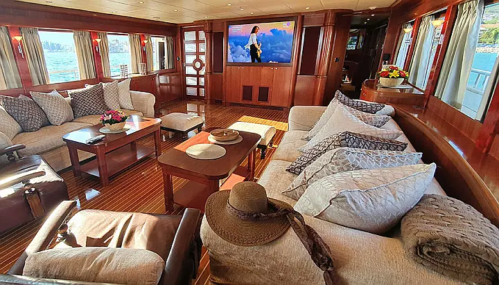 Johnson 87 - Johnson 87 Luxury yacht saloon