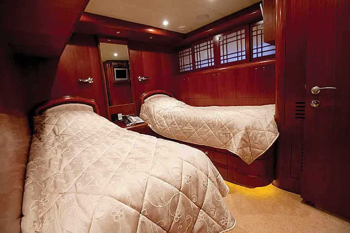 Johnson 87 - Johnson 87 Luxury yacht cabin