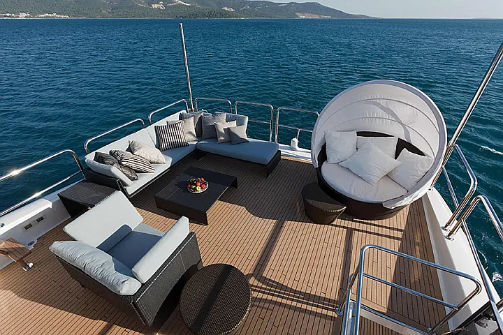 Johnson 87 - Johnson 87 Luxury yacht fly bridge
