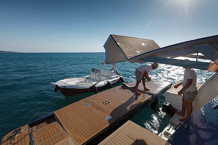 Johnson 87 - Johnson 87 Luxury yacht garage