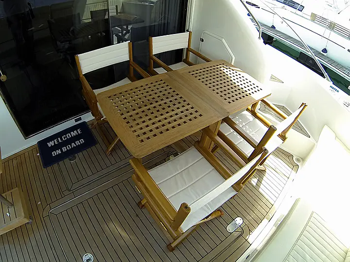 Fairline Phantom 50 - Cockpit table