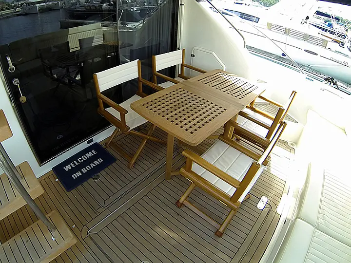 Fairline Phantom 50 - Cockpit table