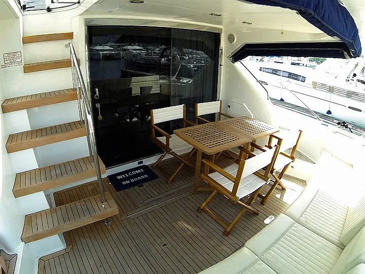 Fairline Phantom 50 - Cockpit table