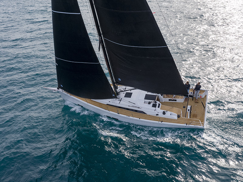 sailing-catamaran-vs-monohull-speed-comparison-sailboat-on-sea